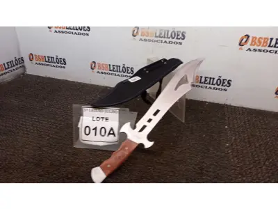 LOTE 010 - FACÃO  IMPORTADA AÇO INOXIDÁVEL CABO EM MADEIRA  FULL TANG BAINHA DE NYLON TAMANHO TOTAL 50CM PESO 526G JÁ AFIADA (NO ESTADO) ATENÇÃO! FAZER A VISITAÇÃO ANTES DE ARREMATAR, NÃO SABEMOS SE FUNCIONA, LEILÃO NÃO TEM GARANTIA E NEM DEVOLUÇÃO, SUJEITO A POSSÍVEIS AVARIAS VISÍVEIS/OCULTAS E/OU AUSÊNCIA DE COMPONENTES.  