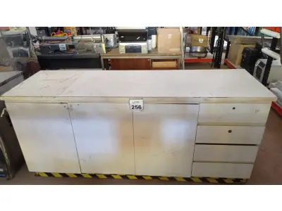 LOTE 256 - 01 ARMÁRIO 03 PORTAS E 04 GAVETAS BRANCO. (NO ESTADO) ATENÇÃO! FAZER A VISITAÇÃO ANTES DE ARREMATAR, NÃO SABEMOS SE FUNCIONA, LEILÃO NÃO TEM GARANTIA E NEM DEVOLUÇÃO, SUJEITO A POSSÍVEIS AVARIAS VISÍVEIS/OCULTAS E/OU AUSÊNCIA DE COMPONENTES.