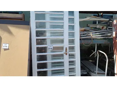 LOTE 518 - 01 PORTA DE VIDRO COM GRADE. (NO ESTADO) ATENÇÃO! FAZER A VISITAÇÃO ANTES DE ARREMATAR, NÃO SABEMOS SE FUNCIONA, LEILÃO NÃO TEM GARANTIA E NEM DEVOLUÇÃO, SUJEITO A POSSÍVEIS AVARIAS VISÍVEIS/OCULTAS E/OU AUSÊNCIA DE COMPONENTES.
