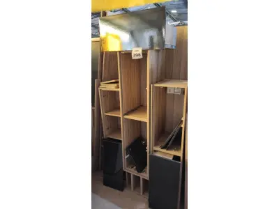LOTE 398 - 01 RACK COM PAINEL DE MADEIRA DESMONTADO. (NO ESTADO) ATENÇÃO! FAZER A VISITAÇÃO ANTES DE ARREMATAR, NÃO SABEMOS SE FUNCIONA. LEILÃO NÃO TEM GARANTIA E NEM DEVOLUÇÃO, SUJEITO A POSSÍVEIS AVARIAS VISÍVEIS/OCULTAS E/OU AUSÊNCIA DE COMPONENTES.