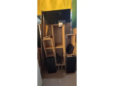 LOTE 398 - 01 RACK COM PAINEL DE MADEIRA DESMONTADO. (NO ESTADO) ATENÇÃO! FAZER A VISITAÇÃO ANTES DE ARREMATAR, NÃO SABEMOS SE FUNCIONA. LEILÃO NÃO TEM GARANTIA E NEM DEVOLUÇÃO, SUJEITO A POSSÍVEIS AVARIAS VISÍVEIS/OCULTAS E/OU AUSÊNCIA DE COMPONENTES.