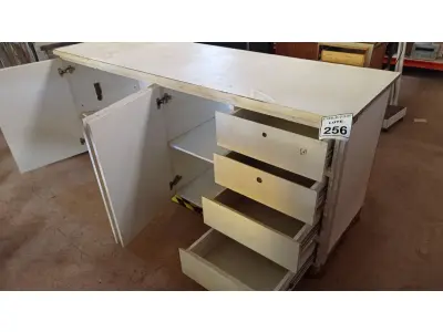 LOTE 256 - 01 ARMÁRIO 03 PORTAS E 04 GAVETAS BRANCO. (NO ESTADO) ATENÇÃO! FAZER A VISITAÇÃO ANTES DE ARREMATAR, NÃO SABEMOS SE FUNCIONA, LEILÃO NÃO TEM GARANTIA E NEM DEVOLUÇÃO, SUJEITO A POSSÍVEIS AVARIAS VISÍVEIS/OCULTAS E/OU AUSÊNCIA DE COMPONENTES.