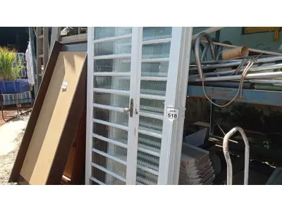 LOTE 518 - 01 PORTA DE VIDRO COM GRADE. (NO ESTADO) ATENÇÃO! FAZER A VISITAÇÃO ANTES DE ARREMATAR, NÃO SABEMOS SE FUNCIONA, LEILÃO NÃO TEM GARANTIA E NEM DEVOLUÇÃO, SUJEITO A POSSÍVEIS AVARIAS VISÍVEIS/OCULTAS E/OU AUSÊNCIA DE COMPONENTES.