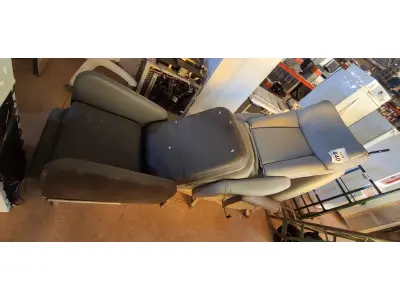 LOTE 440 - 03 POLTRONAS. (NO ESTADO) ATENÇÃO! FAZER A VISITAÇÃO ANTES DE ARREMATAR, NÃO SABEMOS SE FUNCIONA, LEILÃO NÃO TEM GARANTIA E NEM DEVOLUÇÃO, SUJEITO A POSSÍVEIS AVARIAS VISÍVEIS/OCULTAS E/OU AUSÊNCIA DE COMPONENTES.