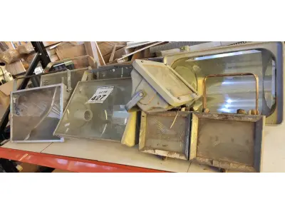 LOTE 427 - 08 REFLETORES DE TAMANHOS VARIADOS. (NO ESTADO) ATENÇÃO! FAZER A VISITAÇÃO ANTES DE ARREMATAR, NÃO SABEMOS SE FUNCIONA, LEILÃO NÃO TEM GARANTIA E NEM DEVOLUÇÃO, SUJEITO A POSSÍVEIS AVARIAS VISÍVEIS/OCULTAS E/OU AUSÊNCIA DE COMPONENTES.
