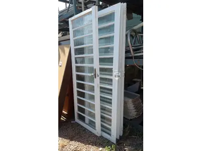 LOTE 518 - 01 PORTA DE VIDRO COM GRADE. (NO ESTADO) ATENÇÃO! FAZER A VISITAÇÃO ANTES DE ARREMATAR, NÃO SABEMOS SE FUNCIONA, LEILÃO NÃO TEM GARANTIA E NEM DEVOLUÇÃO, SUJEITO A POSSÍVEIS AVARIAS VISÍVEIS/OCULTAS E/OU AUSÊNCIA DE COMPONENTES.