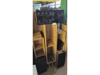 LOTE 398 - 01 RACK COM PAINEL DE MADEIRA DESMONTADO. (NO ESTADO) ATENÇÃO! FAZER A VISITAÇÃO ANTES DE ARREMATAR, NÃO SABEMOS SE FUNCIONA. LEILÃO NÃO TEM GARANTIA E NEM DEVOLUÇÃO, SUJEITO A POSSÍVEIS AVARIAS VISÍVEIS/OCULTAS E/OU AUSÊNCIA DE COMPONENTES.