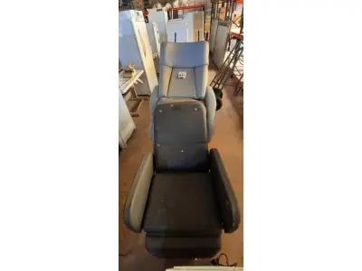 LOTE 440 - 03 POLTRONAS. (NO ESTADO) ATENÇÃO! FAZER A VISITAÇÃO ANTES DE ARREMATAR, NÃO SABEMOS SE FUNCIONA, LEILÃO NÃO TEM GARANTIA E NEM DEVOLUÇÃO, SUJEITO A POSSÍVEIS AVARIAS VISÍVEIS/OCULTAS E/OU AUSÊNCIA DE COMPONENTES.