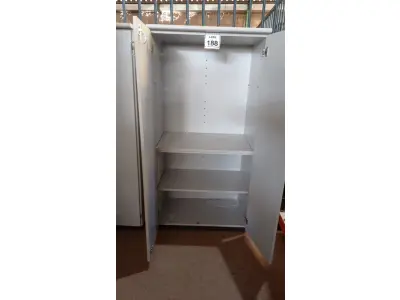 LOTE 188 - 01 ARMÁRIO ALTO 02 PORTAS COM TRANCA. (NO ESTADO) ATENÇÃO! FAZER A VISITAÇÃO ANTES DE ARREMATAR, NÃO SABEMOS SE FUNCIONA. LEILÃO NÃO TEM GARANTIA E NEM DEVOLUÇÃO, SUJEITO A POSSÍVEIS AVARIAS VISÍVEIS/OCULTAS E/OU AUSÊNCIA DE COMPONENTES.