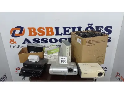 LOTE 186 - 02 PROJETORES, 01 XBOX 360, 03 APARELHOS DE DVD E VÁRIOS LEITORES DE CÓDIGOS DE BARRA E PERIFÉRICOS DIVERSOS. (NO ESTADO) ATENÇÃO! FAZER A VISITAÇÃO ANTES DE ARREMATAR, NÃO SABEMOS SE FUNCIONA. LEILÃO NÃO TEM GARANTIA E NEM DEVOLUÇÃO, SUJEITO A POSSÍVEIS AVARIAS VISÍVEIS/OCULTAS E/OU AUSÊNCIA DE COMPONENTES.