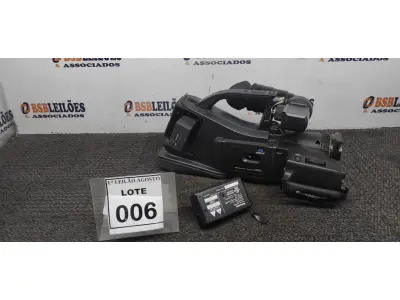 LOTE 006 - 01 CÂMERA FILMADORA PROFISSIONAL MARCA PANASONIC. (NO ESTADO) ATENÇÃO! FAZER A VISITAÇÃO ANTES DE ARREMATAR, NÃO SABEMOS SE FUNCIONA. LEILÃO NÃO TEM GARANTIA E NEM DEVOLUÇÃO, SUJEITO A POSSÍVEIS AVARIAS VISÍVEIS/OCULTAS E/OU AUSÊNCIA DE COMPONENTES.