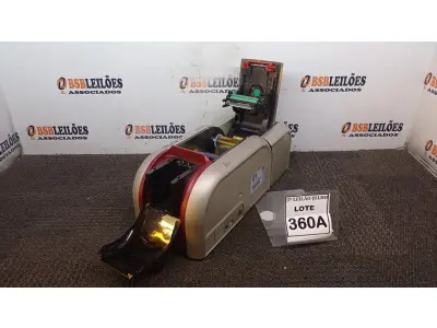 LOTE 360 - 01 IMPRESSORA DE CRACHÁ. (NO ESTADO) ATENÇÃO! FAZER A VISITAÇÃO ANTES DE ARREMATAR, NÃO SABEMOS SE FUNCIONA, LEILÃO NÃO TEM GARANTIA E NEM DEVOLUÇÃO, SUJEITO A POSSÍVEIS AVARIAS VISÍVEIS/OCULTAS E/OU AUSÊNCIA DE COMPONENTES.