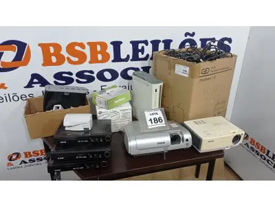 LOTE 186 - 02 PROJETORES, 01 XBOX 360, 03 APARELHOS DE DVD E VÁRIOS LEITORES DE CÓDIGOS DE BARRA E PERIFÉRICOS DIVERSOS. (NO ESTADO) ATENÇÃO! FAZER A VISITAÇÃO ANTES DE ARREMATAR, NÃO SABEMOS SE FUNCIONA. LEILÃO NÃO TEM GARANTIA E NEM DEVOLUÇÃO, SUJEITO A POSSÍVEIS AVARIAS VISÍVEIS/OCULTAS E/OU AUSÊNCIA DE COMPONENTES.