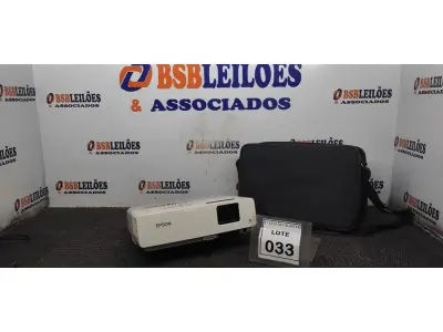 LOTE 033 - 01 PROJETOR COM CASE E CABOS MARCA EPSON. (NO ESTADO) ATENÇÃO! FAZER A VISITAÇÃO ANTES DE ARREMATAR, NÃO SABEMOS SE FUNCIONA. LEILÃO NÃO TEM GARANTIA E NEM DEVOLUÇÃO, SUJEITO A POSSÍVEIS AVARIAS VISÍVEIS/OCULTAS E/OU AUSÊNCIA DE COMPONENTES.