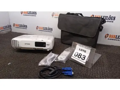 LOTE 083 - 01 PROJETOR COM CASE E CABOS MARCA EPSON. (NO ESTADO) ATENÇÃO! FAZER A VISITAÇÃO ANTES DE ARREMATAR, NÃO SABEMOS SE FUNCIONA. LEILÃO NÃO TEM GARANTIA E NEM DEVOLUÇÃO, SUJEITO A POSSÍVEIS AVARIAS VISÍVEIS/OCULTAS E/OU AUSÊNCIA DE COMPONENTES.