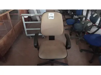 LOTE 210 - 01 CADEIRA DE ESCRITÓRIO COM RODINHAS. (NO ESTADO) ATENÇÃO! FAZER A VISITAÇÃO ANTES DE ARREMATAR, NÃO SABEMOS SE FUNCIONA. LEILÃO NÃO TEM GARANTIA E NEM DEVOLUÇÃO, SUJEITO A POSSÍVEIS AVARIAS VISÍVEIS/OCULTAS E/OU AUSÊNCIA DE COMPONENTES.