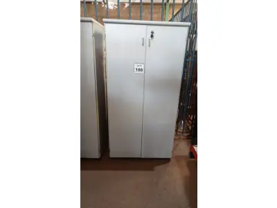 LOTE 188 - 01 ARMÁRIO ALTO 02 PORTAS COM TRANCA. (NO ESTADO) ATENÇÃO! FAZER A VISITAÇÃO ANTES DE ARREMATAR, NÃO SABEMOS SE FUNCIONA. LEILÃO NÃO TEM GARANTIA E NEM DEVOLUÇÃO, SUJEITO A POSSÍVEIS AVARIAS VISÍVEIS/OCULTAS E/OU AUSÊNCIA DE COMPONENTES.