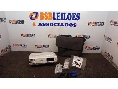LOTE 083 - 01 PROJETOR COM CASE E CABOS MARCA EPSON. (NO ESTADO) ATENÇÃO! FAZER A VISITAÇÃO ANTES DE ARREMATAR, NÃO SABEMOS SE FUNCIONA. LEILÃO NÃO TEM GARANTIA E NEM DEVOLUÇÃO, SUJEITO A POSSÍVEIS AVARIAS VISÍVEIS/OCULTAS E/OU AUSÊNCIA DE COMPONENTES.