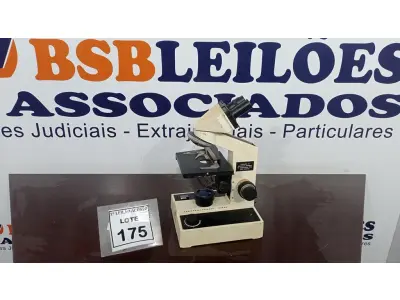LOTE 175 - 01 MICROSCÓPIO. (NO ESTADO) ATENÇÃO! FAZER A VISITAÇÃO ANTES DE ARREMATAR, NÃO SABEMOS SE FUNCIONA. LEILÃO NÃO TEM GARANTIA E NEM DEVOLUÇÃO, SUJEITO A POSSÍVEIS AVARIAS VISÍVEIS/OCULTAS E/OU AUSÊNCIA DE COMPONENTES.