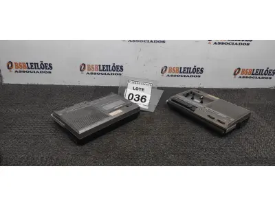 LOTE 036 - 02 RÁDIOS GRAVADORES CASSETE. (NO ESTADO) ATENÇÃO! FAZER A VISITAÇÃO ANTES DE ARREMATAR, NÃO SABEMOS SE FUNCIONA. LEILÃO NÃO TEM GARANTIA E NEM DEVOLUÇÃO, SUJEITO A POSSÍVEIS AVARIAS VISÍVEIS/OCULTAS E/OU AUSÊNCIA DE COMPONENTES.