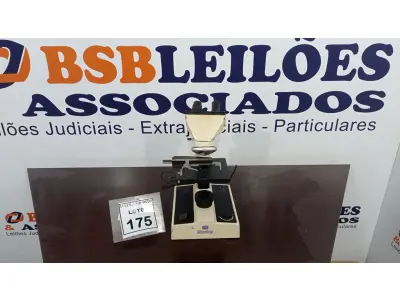 LOTE 175 - 01 MICROSCÓPIO. (NO ESTADO) ATENÇÃO! FAZER A VISITAÇÃO ANTES DE ARREMATAR, NÃO SABEMOS SE FUNCIONA. LEILÃO NÃO TEM GARANTIA E NEM DEVOLUÇÃO, SUJEITO A POSSÍVEIS AVARIAS VISÍVEIS/OCULTAS E/OU AUSÊNCIA DE COMPONENTES.