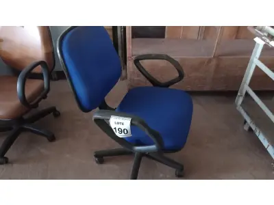 LOTE 190 - 01 CADEIRA DE ESCRITÓRIO COM RODINHAS. (NO ESTADO) ATENÇÃO! FAZER A VISITAÇÃO ANTES DE ARREMATAR, NÃO SABEMOS SE FUNCIONA. LEILÃO NÃO TEM GARANTIA E NEM DEVOLUÇÃO, SUJEITO A POSSÍVEIS AVARIAS VISÍVEIS/OCULTAS E/OU AUSÊNCIA DE COMPONENTES.