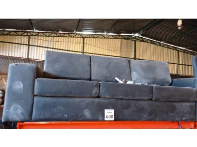 LOTE 090 - 01 SOFÁ DE 03 LUGARES NA COR PRETA. (NO ESTADO) ATENÇÃO! FAZER A VISITAÇÃO ANTES DE ARREMATAR, NÃO SABEMOS SE FUNCIONA. LEILÃO NÃO TEM GARANTIA E NEM DEVOLUÇÃO, SUJEITO A POSSÍVEIS AVARIAS VISÍVEIS/OCULTAS E/OU AUSÊNCIA DE COMPONENTES.