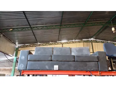 LOTE 090 - 01 SOFÁ DE 03 LUGARES NA COR PRETA. (NO ESTADO) ATENÇÃO! FAZER A VISITAÇÃO ANTES DE ARREMATAR, NÃO SABEMOS SE FUNCIONA. LEILÃO NÃO TEM GARANTIA E NEM DEVOLUÇÃO, SUJEITO A POSSÍVEIS AVARIAS VISÍVEIS/OCULTAS E/OU AUSÊNCIA DE COMPONENTES.
