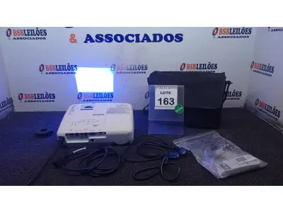 LOTE 163 - 01 PROJETOR COM CASE E CABOS MARCA EPSON. (NO ESTADO) ATENÇÃO! FAZER A VISITAÇÃO ANTES DE ARREMATAR, NÃO SABEMOS SE FUNCIONA. LEILÃO NÃO TEM GARANTIA E NEM DEVOLUÇÃO, SUJEITO A POSSÍVEIS AVARIAS VISÍVEIS/OCULTAS E/OU AUSÊNCIA DE COMPONENTES.