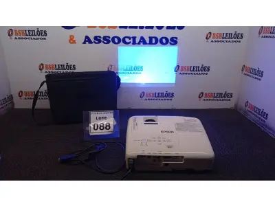 LOTE 088 - 01 PROJETOR COM CASE E CABOS MARCA EPSON. (NO ESTADO) ATENÇÃO! FAZER A VISITAÇÃO ANTES DE ARREMATAR, NÃO SABEMOS SE FUNCIONA. LEILÃO NÃO TEM GARANTIA E NEM DEVOLUÇÃO, SUJEITO A POSSÍVEIS AVARIAS VISÍVEIS/OCULTAS E/OU AUSÊNCIA DE COMPONENTES.