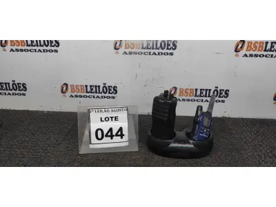 LOTE 044 - 02 RÁDIOS COMUNICADORES COM BASE DE CARREGADOR. (NO ESTADO) ATENÇÃO! FAZER A VISITAÇÃO ANTES DE ARREMATAR, NÃO SABEMOS SE FUNCIONA. LEILÃO NÃO TEM GARANTIA E NEM DEVOLUÇÃO, SUJEITO A POSSÍVEIS AVARIAS VISÍVEIS/OCULTAS E/OU AUSÊNCIA DE COMPONENTES.