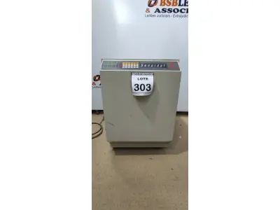 LOTE 303 - 01 NOBREAK SENOIDAL. (NO ESTADO) ATENÇÃO! FAZER A VISITAÇÃO ANTES DE ARREMATAR, NÃO SABEMOS SE FUNCIONA, LEILÃO NÃO TEM GARANTIA E NEM DEVOLUÇÃO, SUJEITO A POSSÍVEIS AVARIAS VISÍVEIS/OCULTAS E/OU AUSÊNCIA DE COMPONENTES.