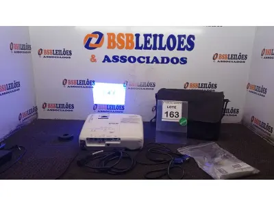 LOTE 163 - 01 PROJETOR COM CASE E CABOS MARCA EPSON. (NO ESTADO) ATENÇÃO! FAZER A VISITAÇÃO ANTES DE ARREMATAR, NÃO SABEMOS SE FUNCIONA. LEILÃO NÃO TEM GARANTIA E NEM DEVOLUÇÃO, SUJEITO A POSSÍVEIS AVARIAS VISÍVEIS/OCULTAS E/OU AUSÊNCIA DE COMPONENTES.