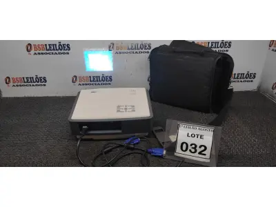 LOTE 032 - 01 PROJETOR COM CASE E CABOS MARCA BENQ. (NO ESTADO) ATENÇÃO! FAZER A VISITAÇÃO ANTES DE ARREMATAR, NÃO SABEMOS SE FUNCIONA. LEILÃO NÃO TEM GARANTIA E NEM DEVOLUÇÃO, SUJEITO A POSSÍVEIS AVARIAS VISÍVEIS/OCULTAS E/OU AUSÊNCIA DE COMPONENTES.