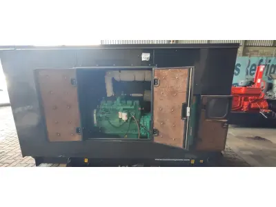 LOTE 534 - GRUPO GERADOR CUMMINS 140 KVA MODELO: 6BTA ANO: 2009 GERADOR STANFORD C/QUADRO AUTOMÁTICO, SUPER SILENCIADO (NO ESTADO) ATENÇÃO! FAZER A VISITAÇÃO ANTES DE ARREMATAR, NÃO SABEMOS SE FUNCIONA, LEILÃO NÃO TEM GARANTIA E NEM DEVOLUÇÃO, SUJEITO A POSSÍVEIS AVARIAS VISÍVEIS/OCULTAS E/OU AUSÊNCIA DE COMPONENTES