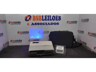 LOTE 033 - 01 PROJETOR COM CASE E CABOS MARCA EPSON. (NO ESTADO) ATENÇÃO! FAZER A VISITAÇÃO ANTES DE ARREMATAR, NÃO SABEMOS SE FUNCIONA. LEILÃO NÃO TEM GARANTIA E NEM DEVOLUÇÃO, SUJEITO A POSSÍVEIS AVARIAS VISÍVEIS/OCULTAS E/OU AUSÊNCIA DE COMPONENTES.