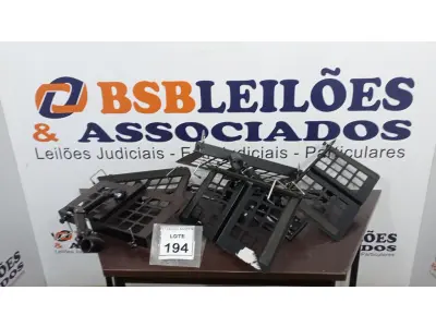 LOTE 194 - 01 BALCÃO COM ESPELHOS E 02 GAVETAS EM MADEIRA E 05 SUPORTES DE TV. (NO ESTADO) ATENÇÃO! FAZER A VISITAÇÃO ANTES DE ARREMATAR, NÃO SABEMOS SE FUNCIONA. LEILÃO NÃO TEM GARANTIA E NEM DEVOLUÇÃO, SUJEITO A POSSÍVEIS AVARIAS VISÍVEIS/OCULTAS E/OU AUSÊNCIA DE COMPONENTES.