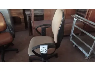 LOTE 210 - 01 CADEIRA DE ESCRITÓRIO COM RODINHAS. (NO ESTADO) ATENÇÃO! FAZER A VISITAÇÃO ANTES DE ARREMATAR, NÃO SABEMOS SE FUNCIONA. LEILÃO NÃO TEM GARANTIA E NEM DEVOLUÇÃO, SUJEITO A POSSÍVEIS AVARIAS VISÍVEIS/OCULTAS E/OU AUSÊNCIA DE COMPONENTES.