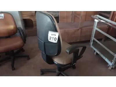 LOTE 210 - 01 CADEIRA DE ESCRITÓRIO COM RODINHAS. (NO ESTADO) ATENÇÃO! FAZER A VISITAÇÃO ANTES DE ARREMATAR, NÃO SABEMOS SE FUNCIONA. LEILÃO NÃO TEM GARANTIA E NEM DEVOLUÇÃO, SUJEITO A POSSÍVEIS AVARIAS VISÍVEIS/OCULTAS E/OU AUSÊNCIA DE COMPONENTES.