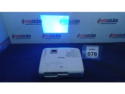 LOTE 078 - 01 PROJETOR MARCA EPSON. (NO ESTADO) ATENÇÃO! FAZER A VISITAÇÃO ANTES DE ARREMATAR, NÃO SABEMOS SE FUNCIONA. LEILÃO NÃO TEM GARANTIA E NEM DEVOLUÇÃO, SUJEITO A POSSÍVEIS AVARIAS VISÍVEIS/OCULTAS E/OU AUSÊNCIA DE COMPONENTES.