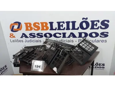 LOTE 194 - 01 BALCÃO COM ESPELHOS E 02 GAVETAS EM MADEIRA E 05 SUPORTES DE TV. (NO ESTADO) ATENÇÃO! FAZER A VISITAÇÃO ANTES DE ARREMATAR, NÃO SABEMOS SE FUNCIONA. LEILÃO NÃO TEM GARANTIA E NEM DEVOLUÇÃO, SUJEITO A POSSÍVEIS AVARIAS VISÍVEIS/OCULTAS E/OU AUSÊNCIA DE COMPONENTES.
