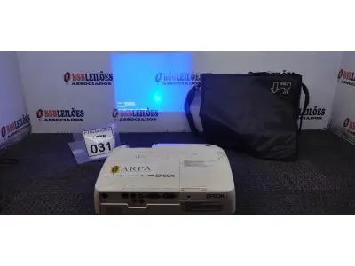 LOTE 031 - 01 PROJETOR COM CASE MARCA EPSON. (NO ESTADO) ATENÇÃO! FAZER A VISITAÇÃO ANTES DE ARREMATAR, NÃO SABEMOS SE FUNCIONA. LEILÃO NÃO TEM GARANTIA E NEM DEVOLUÇÃO, SUJEITO A POSSÍVEIS AVARIAS VISÍVEIS/OCULTAS E/OU AUSÊNCIA DE COMPONENTES.