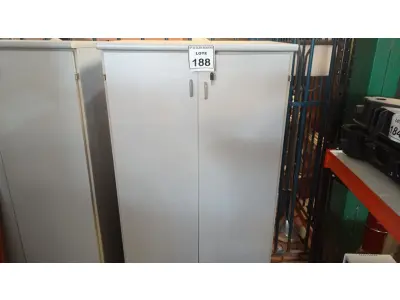 LOTE 188 - 01 ARMÁRIO ALTO 02 PORTAS COM TRANCA. (NO ESTADO) ATENÇÃO! FAZER A VISITAÇÃO ANTES DE ARREMATAR, NÃO SABEMOS SE FUNCIONA. LEILÃO NÃO TEM GARANTIA E NEM DEVOLUÇÃO, SUJEITO A POSSÍVEIS AVARIAS VISÍVEIS/OCULTAS E/OU AUSÊNCIA DE COMPONENTES.