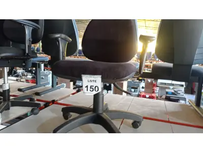 LOTE 150 - 01 CADEIRA DE ESCRITÓRIO COM RODINHAS. (NO ESTADO) ATENÇÃO! FAZER A VISITAÇÃO ANTES DE ARREMATAR, NÃO SABEMOS SE FUNCIONA. LEILÃO NÃO TEM GARANTIA E NEM DEVOLUÇÃO, SUJEITO A POSSÍVEIS AVARIAS VISÍVEIS/OCULTAS E/OU AUSÊNCIA DE COMPONENTES.