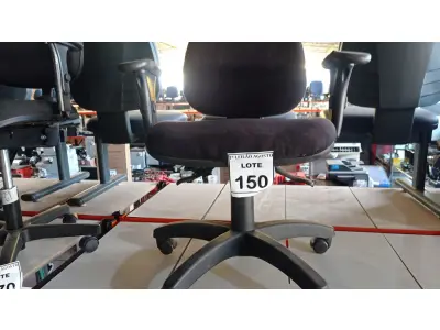 LOTE 150 - 01 CADEIRA DE ESCRITÓRIO COM RODINHAS. (NO ESTADO) ATENÇÃO! FAZER A VISITAÇÃO ANTES DE ARREMATAR, NÃO SABEMOS SE FUNCIONA. LEILÃO NÃO TEM GARANTIA E NEM DEVOLUÇÃO, SUJEITO A POSSÍVEIS AVARIAS VISÍVEIS/OCULTAS E/OU AUSÊNCIA DE COMPONENTES.