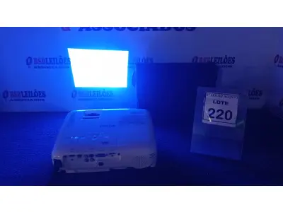 LOTE 220 - 01 PROJETOR COM CASE MARCA EPSON. (NO ESTADO) ATENÇÃO! FAZER A VISITAÇÃO ANTES DE ARREMATAR, NÃO SABEMOS SE FUNCIONA. LEILÃO NÃO TEM GARANTIA E NEM DEVOLUÇÃO, SUJEITO A POSSÍVEIS AVARIAS VISÍVEIS/OCULTAS E/OU AUSÊNCIA DE COMPONENTES.