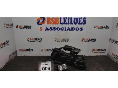 LOTE 006 - 01 CÂMERA FILMADORA PROFISSIONAL MARCA PANASONIC. (NO ESTADO) ATENÇÃO! FAZER A VISITAÇÃO ANTES DE ARREMATAR, NÃO SABEMOS SE FUNCIONA. LEILÃO NÃO TEM GARANTIA E NEM DEVOLUÇÃO, SUJEITO A POSSÍVEIS AVARIAS VISÍVEIS/OCULTAS E/OU AUSÊNCIA DE COMPONENTES.