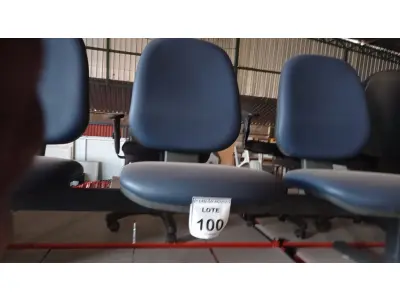 LOTE 100 - 01 LONGARINA COM 03 LUGARES. (NO ESTADO) ATENÇÃO! FAZER A VISITAÇÃO ANTES DE ARREMATAR, NÃO SABEMOS SE FUNCIONA. LEILÃO NÃO TEM GARANTIA E NEM DEVOLUÇÃO, SUJEITO A POSSÍVEIS AVARIAS VISÍVEIS/OCULTAS E/OU AUSÊNCIA DE COMPONENTES.
