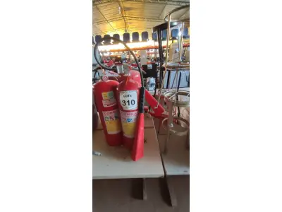 LOTE 310 - 06 EXTINTORES DE INCÊNDIO COM SUPORTES. (NO ESTADO) ATENÇÃO! FAZER A VISITAÇÃO ANTES DE ARREMATAR, NÃO SABEMOS SE FUNCIONA, LEILÃO NÃO TEM GARANTIA E NEM DEVOLUÇÃO, SUJEITO A POSSÍVEIS AVARIAS VISÍVEIS/OCULTAS E/OU AUSÊNCIA DE COMPONENTES.