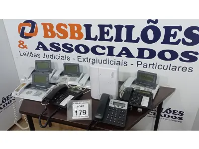 LOTE 179 - 01 LOTE COM VÁRIOS APARELHOS DE TELEFONE. (NO ESTADO) ATENÇÃO! FAZER A VISITAÇÃO ANTES DE ARREMATAR, NÃO SABEMOS SE FUNCIONA. LEILÃO NÃO TEM GARANTIA E NEM DEVOLUÇÃO, SUJEITO A POSSÍVEIS AVARIAS VISÍVEIS/OCULTAS E/OU AUSÊNCIA DE COMPONENTES.